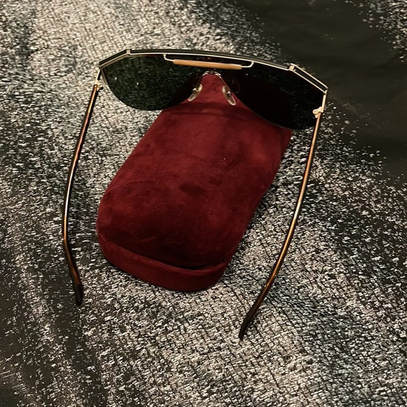 Original Gucci oversized black and gold sunglasses with original case. - Picture 2 of 8
